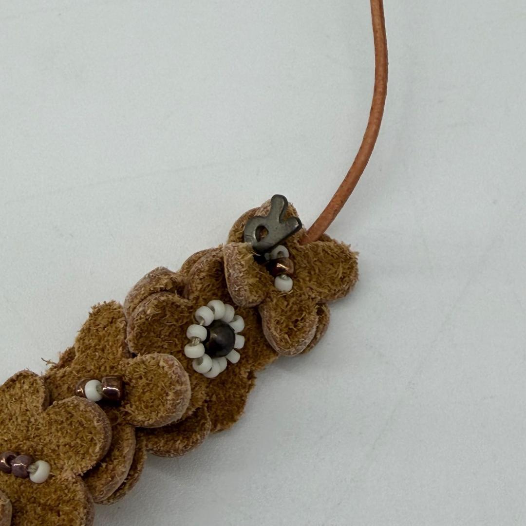 15629✨タグ付き✨45R レザーの小花ネックレス/馬革/ビーズ