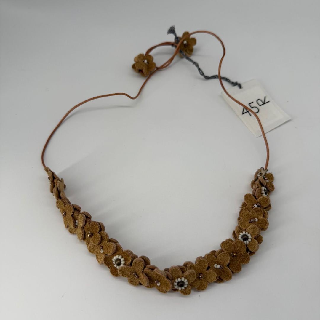 15629✨タグ付き✨45R レザーの小花ネックレス/馬革/ビーズ