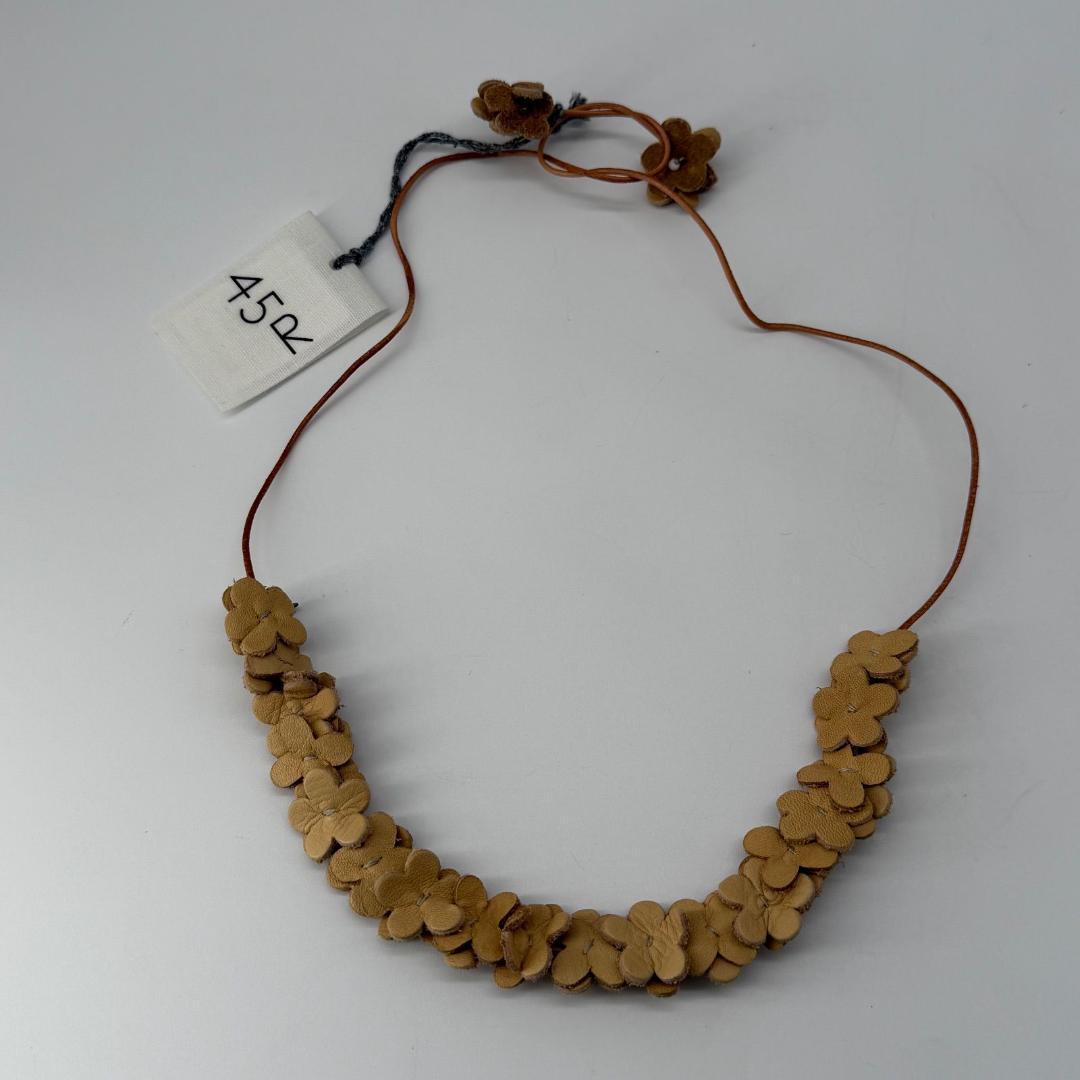 15629✨タグ付き✨45R レザーの小花ネックレス/馬革/ビーズ