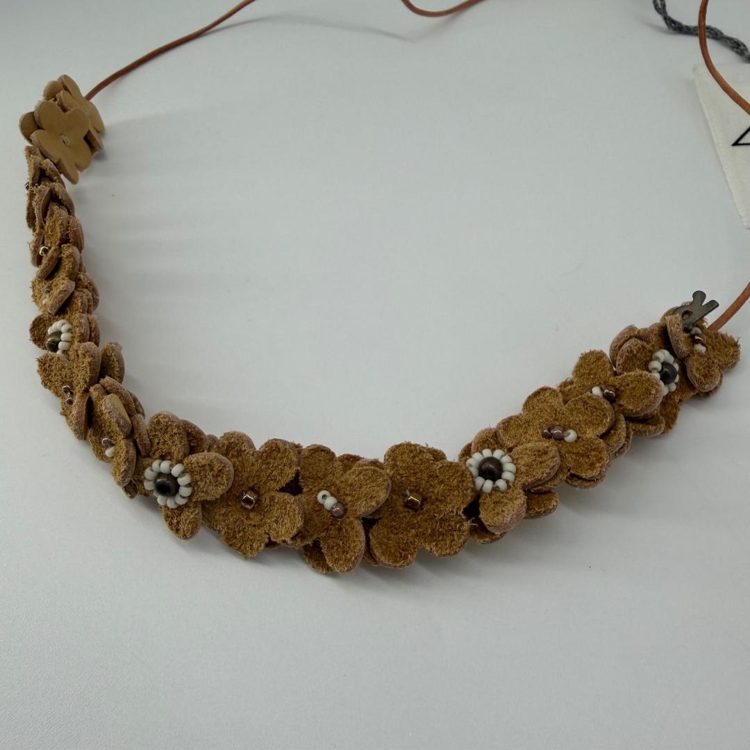 15629✨タグ付き✨45R レザーの小花ネックレス/馬革/ビーズ