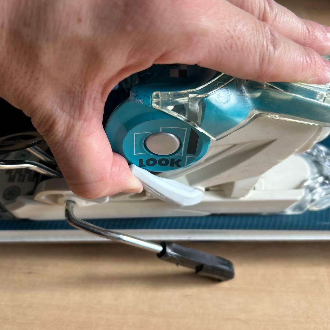 スキー板、ビンディング、ストック