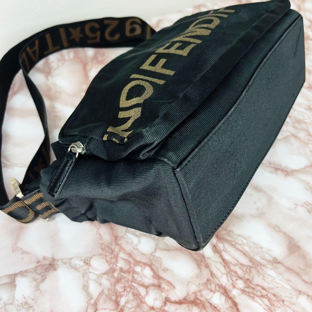 【極美品】FENDI フェンディ ショルダーバック70