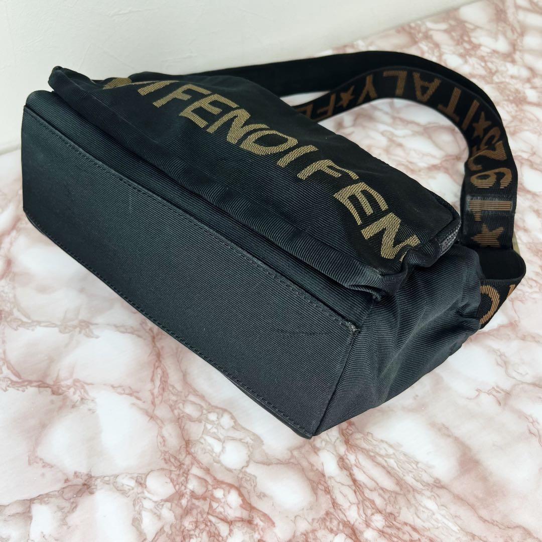 【極美品】FENDI フェンディ ショルダーバック70
