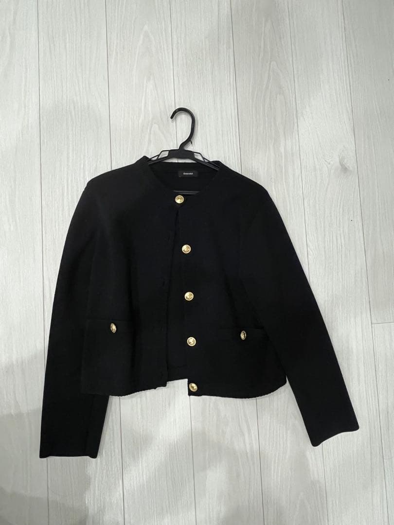 アニュアンス　オリジナルボタンノーカラーニットジャケット