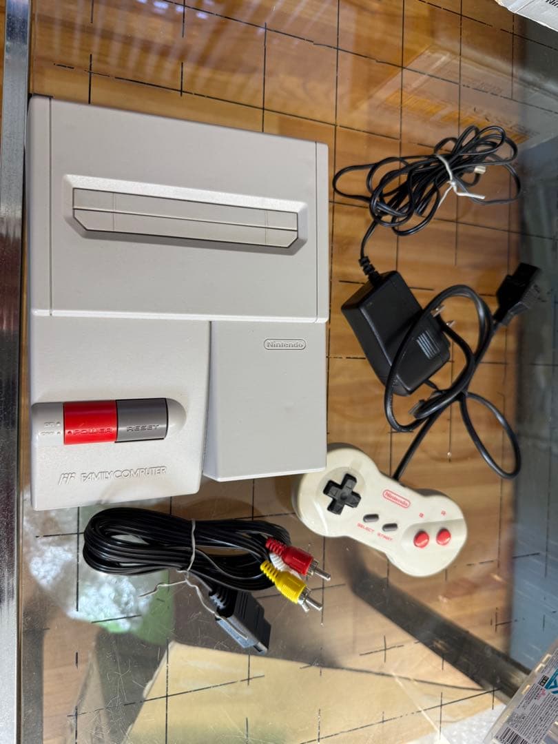 ニューファミコン本体と付属品