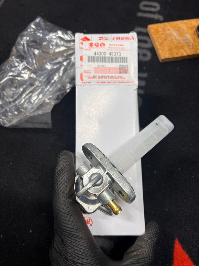 gsx250e gsx400e ザリ　ゴキ　ガソリンコック新品