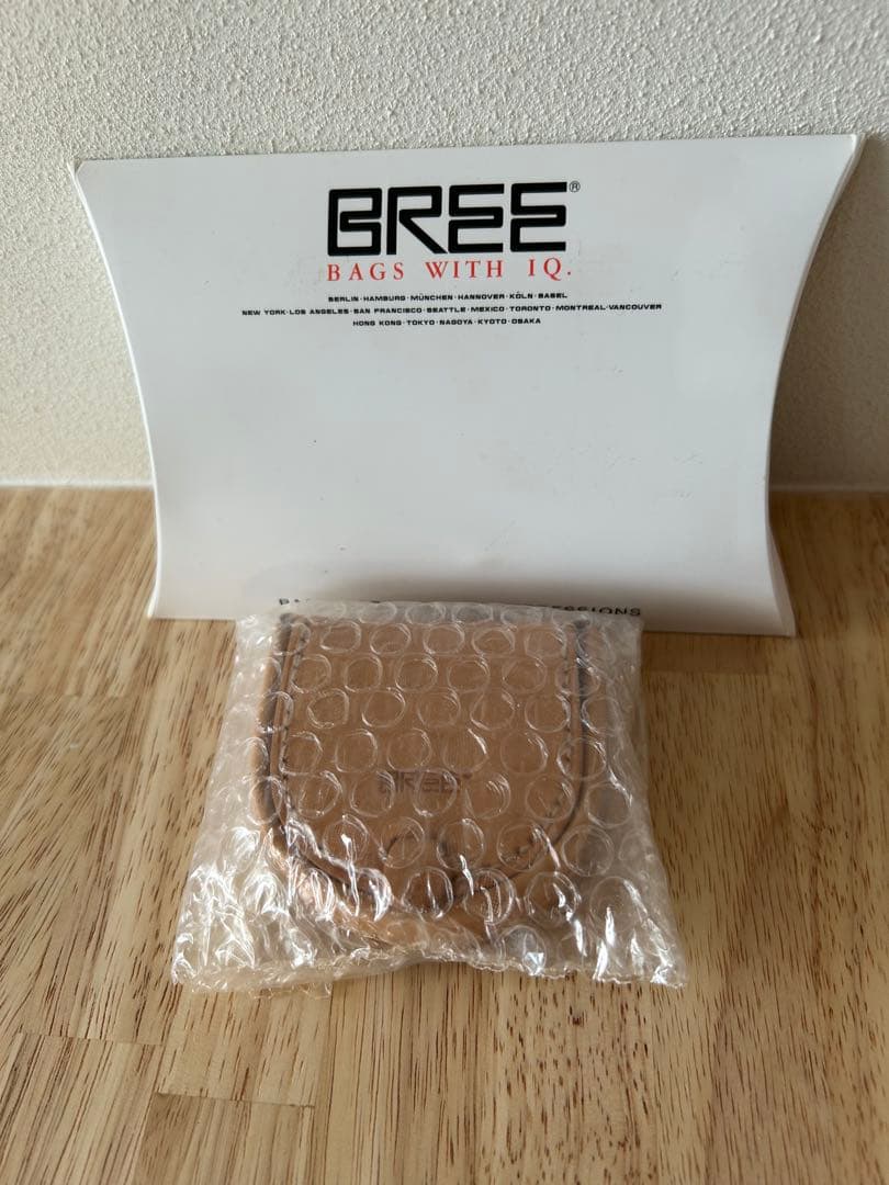 BREE レザーケース ベージュ
