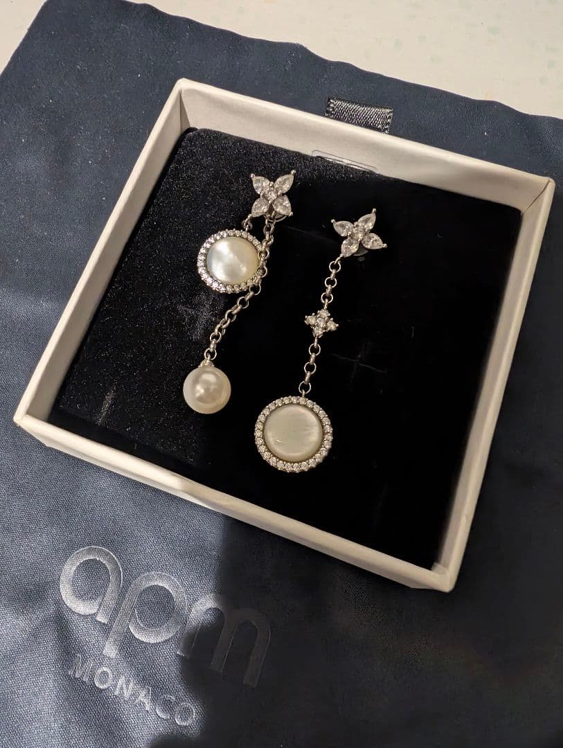 apm monaco マザーオブパール ピアス