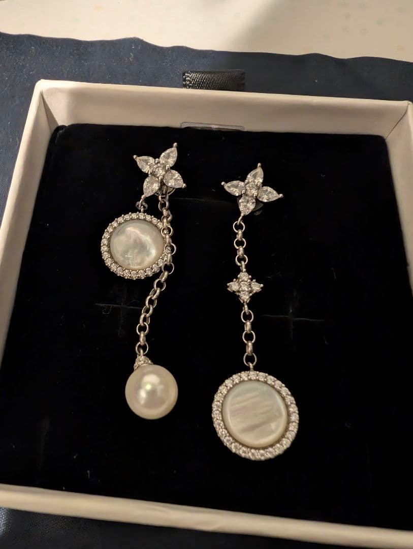 apm monaco マザーオブパール ピアス