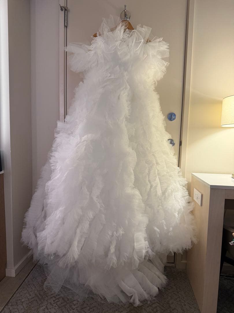 DRESS PRODUCTION / オフショルダー ボリュームフリルドレス