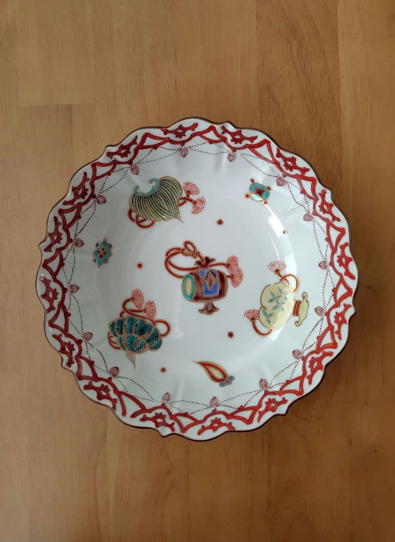 九谷焼 九谷暁堂さん 宝尽くし紋６寸稜花鉢