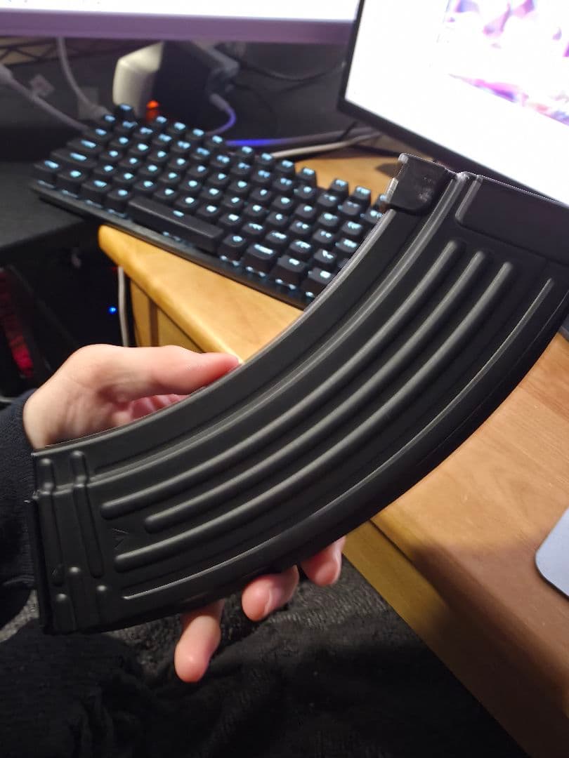 AK-47電動マルイ、やや使用感あり、充電器附属 値段交渉受け付けます