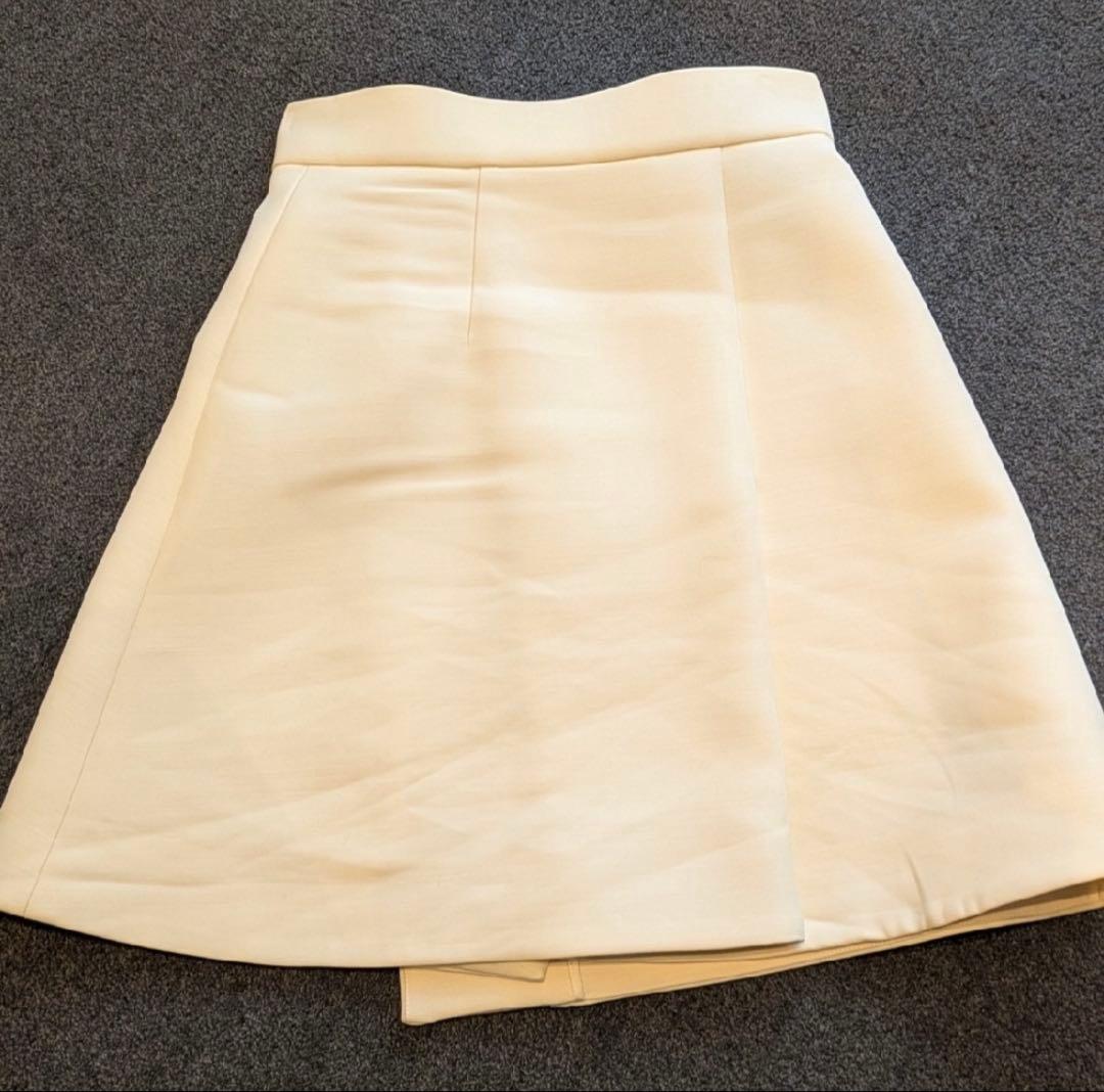 LOUIS VUITTON クリーム色ミニスカート 34