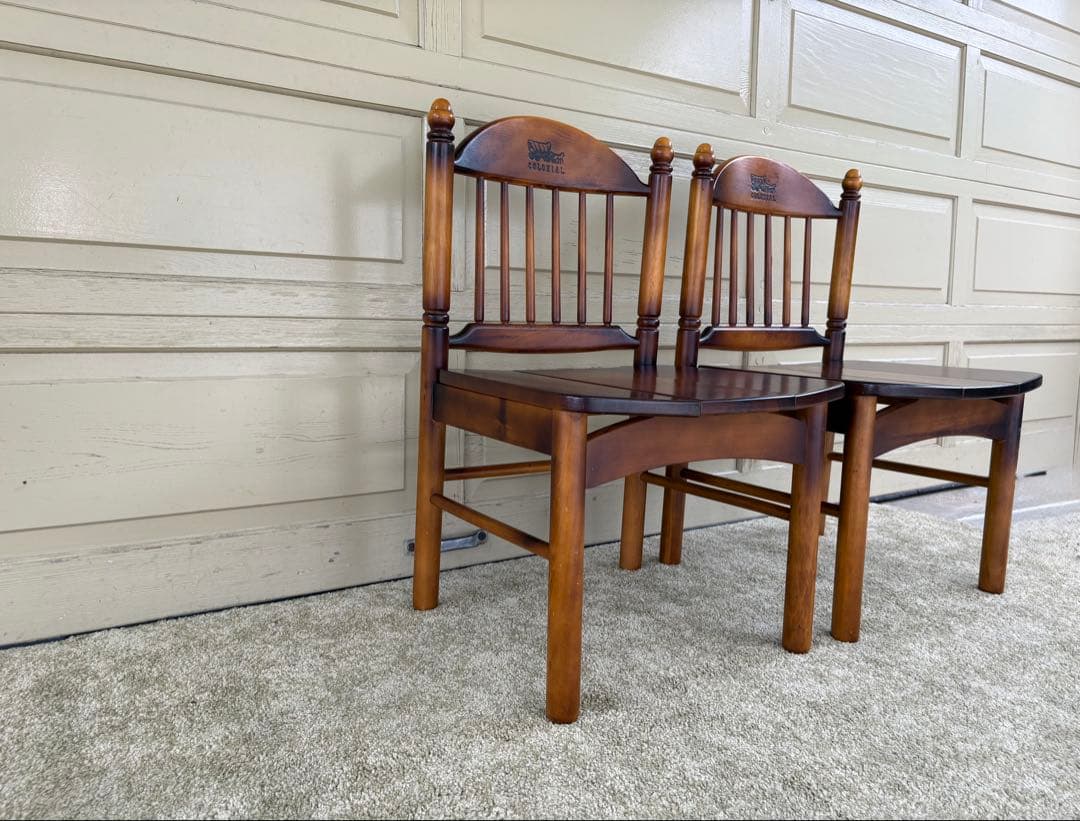 ① カリモク コロニアル ダイニングチェア 2脚セット 806039 馬車刻印