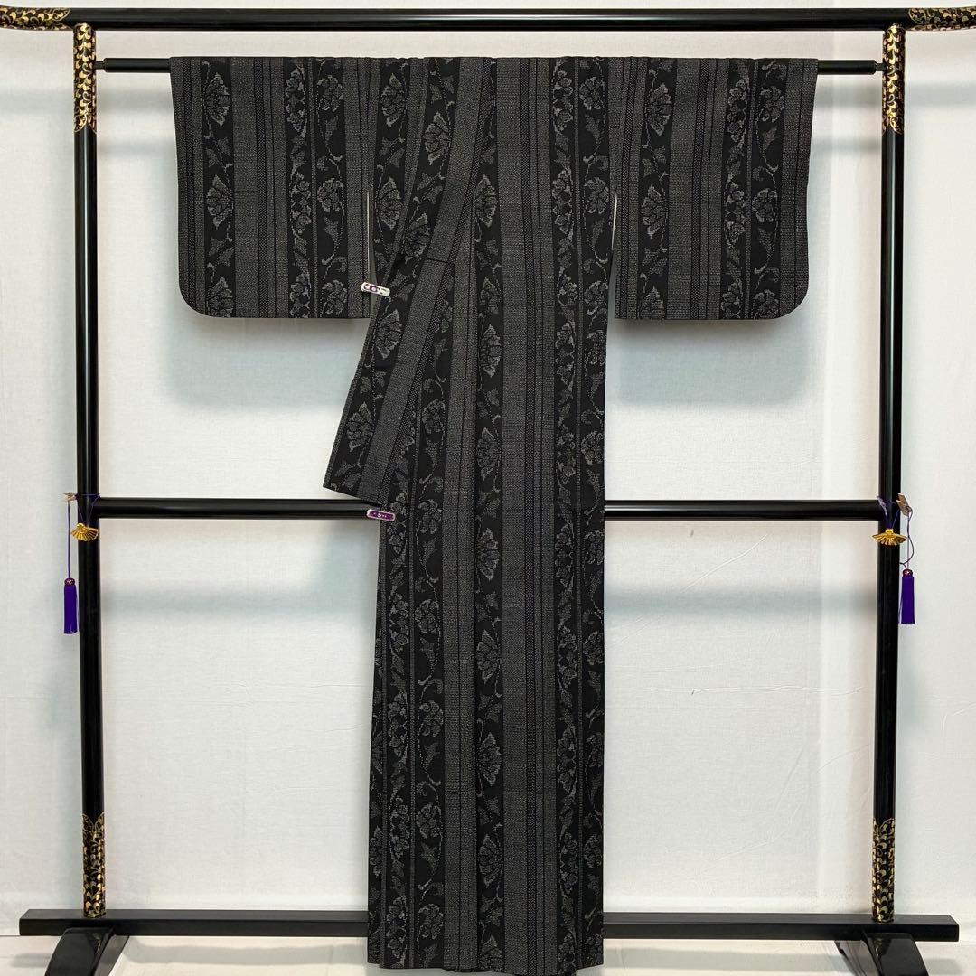 D156 本場結城紬　花唐草　黒地　正絹　着物　袷　美品