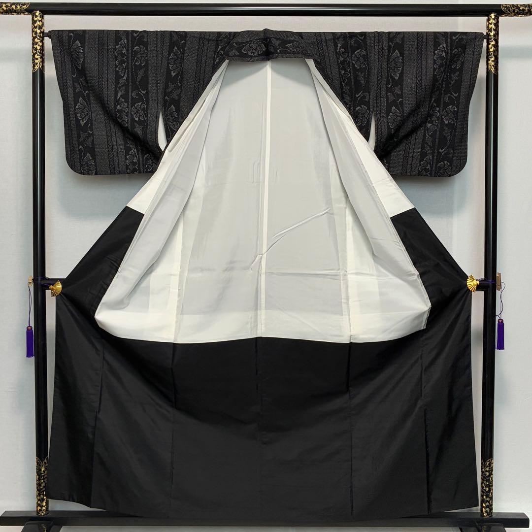 D156 本場結城紬　花唐草　黒地　正絹　着物　袷　美品