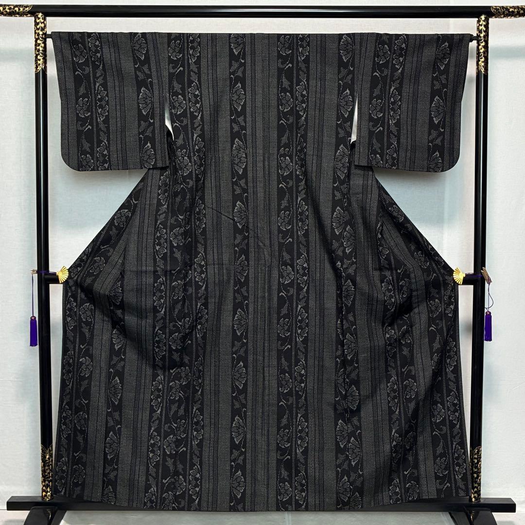 D156 本場結城紬　花唐草　黒地　正絹　着物　袷　美品