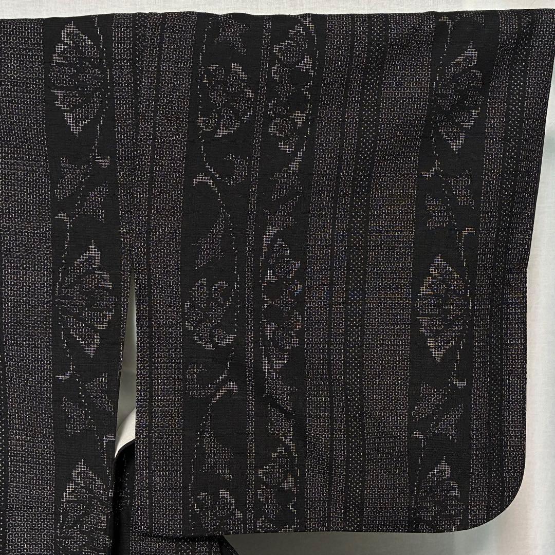 D156 本場結城紬　花唐草　黒地　正絹　着物　袷　美品
