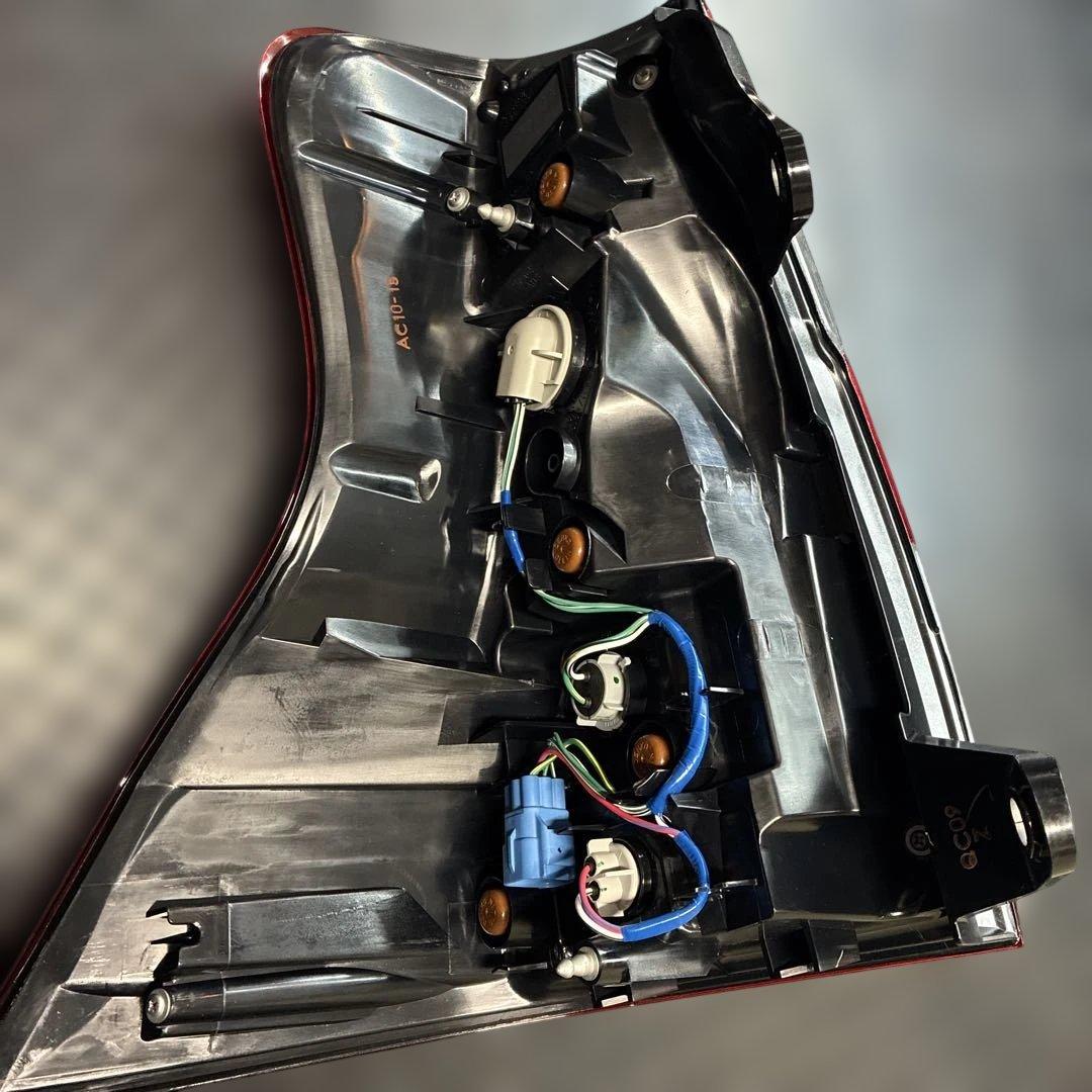 TOYOTAトヨタ純正 ランドクルーザープラド テールランプレンズRH