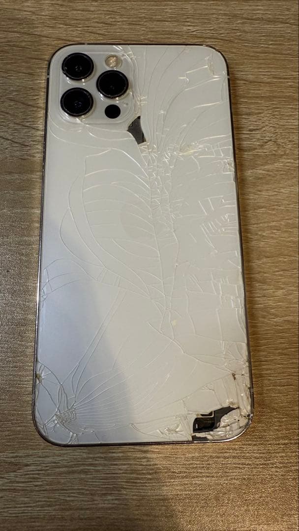 iPhone12Pro 256GB 背面割れ