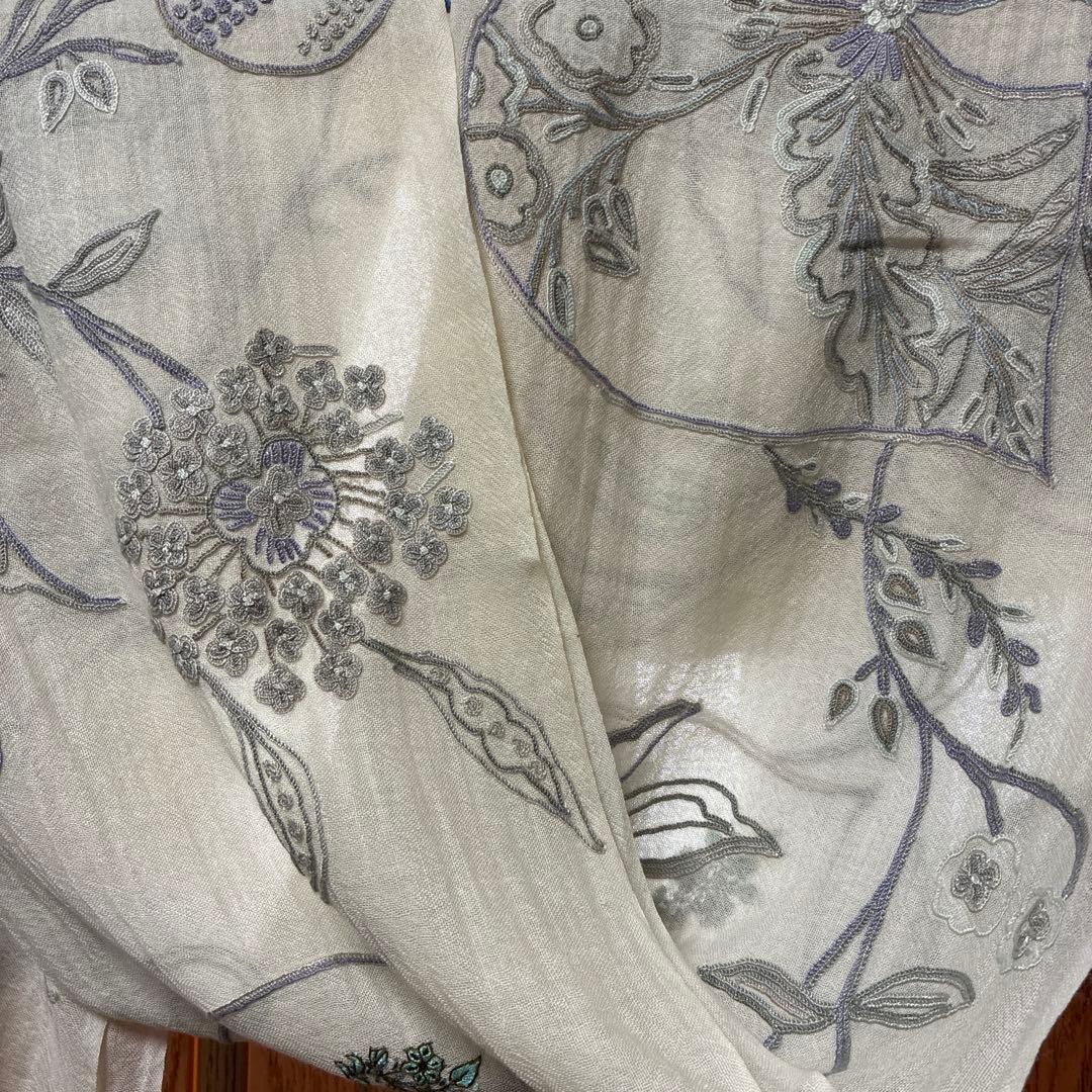 TARA BLANCA 新品未使用 タグ付シルクウール 大判　総刺繍　袋付き