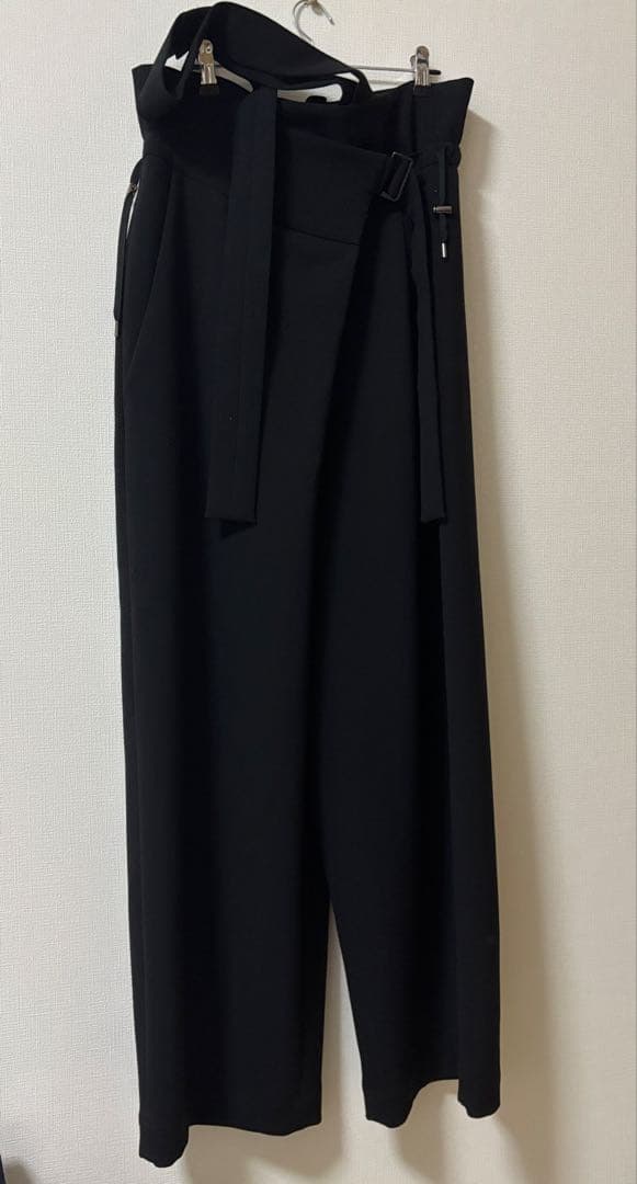 ENFOLD 黒 ONE-SHOULDER SARROUEL TROUSERS