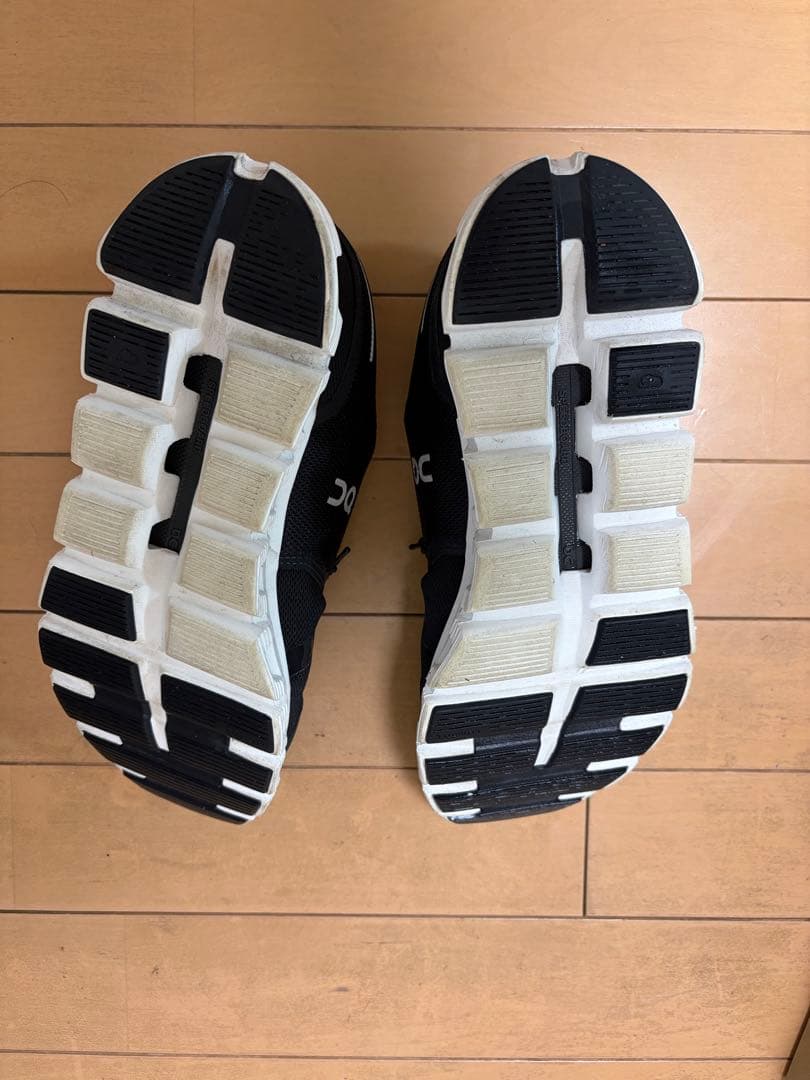 On ブラック ランニングシューズ