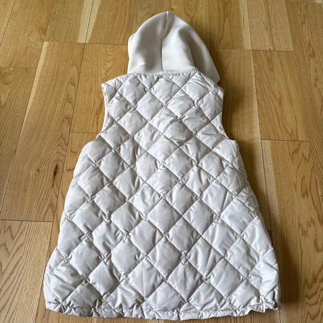 ！marechal terreフード付きクリーム色ダウンベスト