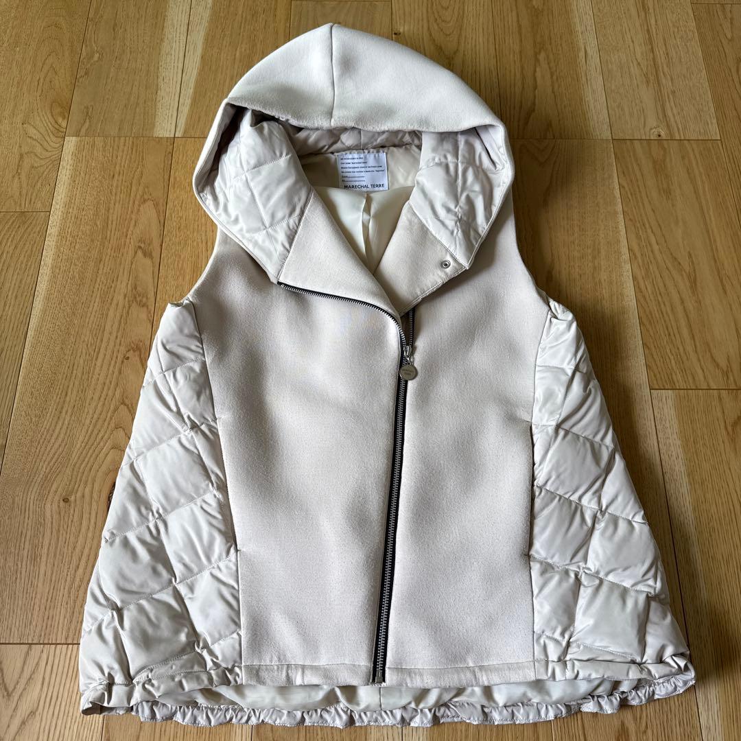 ！marechal terreフード付きクリーム色ダウンベスト
