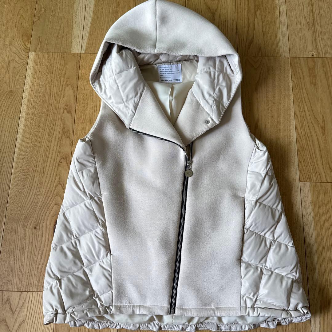 ！marechal terreフード付きクリーム色ダウンベスト