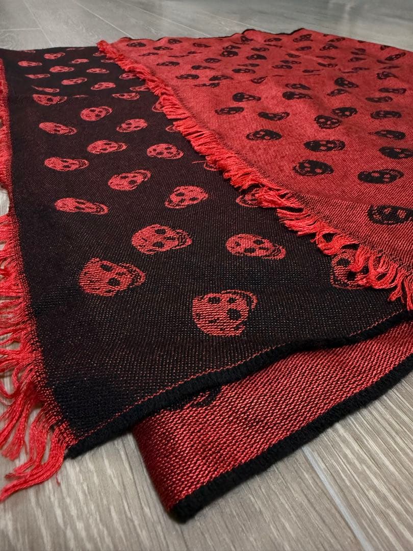 【美品】アレキサンダーマックイーン スカル柄ストール 赤黒　マフラー