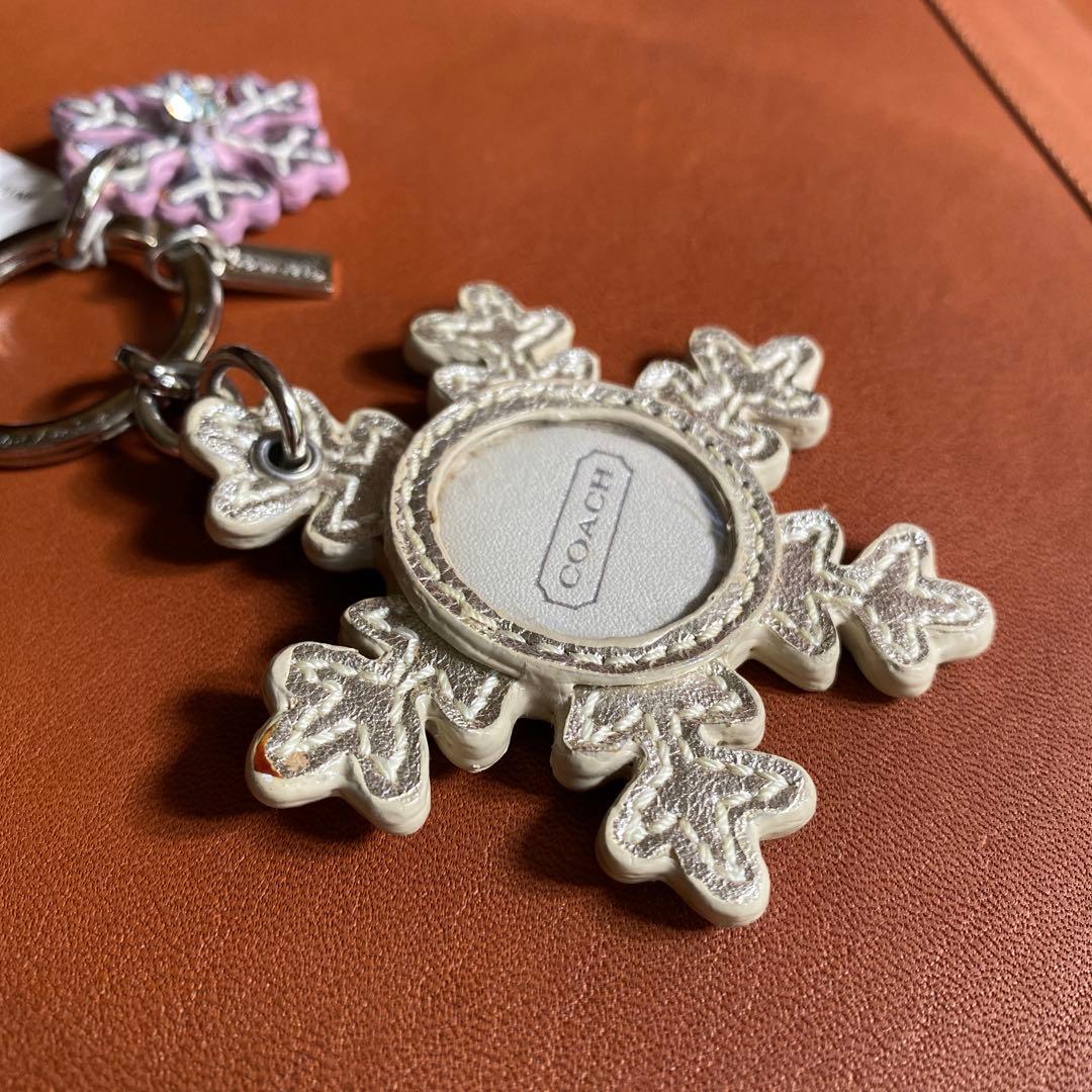 COACH 雪の結晶型写真入れキーホルダー　シルバー・パープル