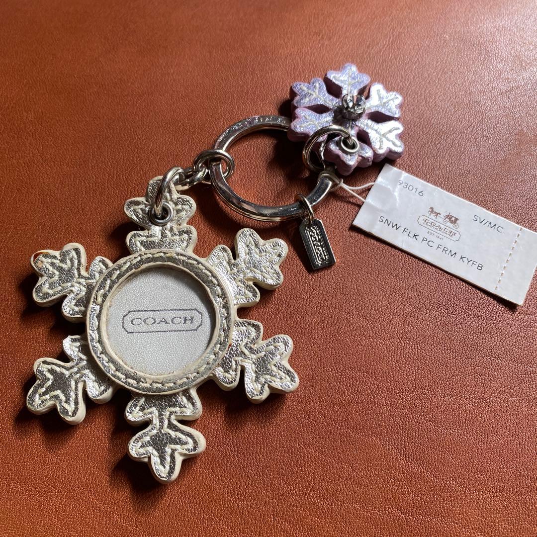 COACH 雪の結晶型写真入れキーホルダー　シルバー・パープル