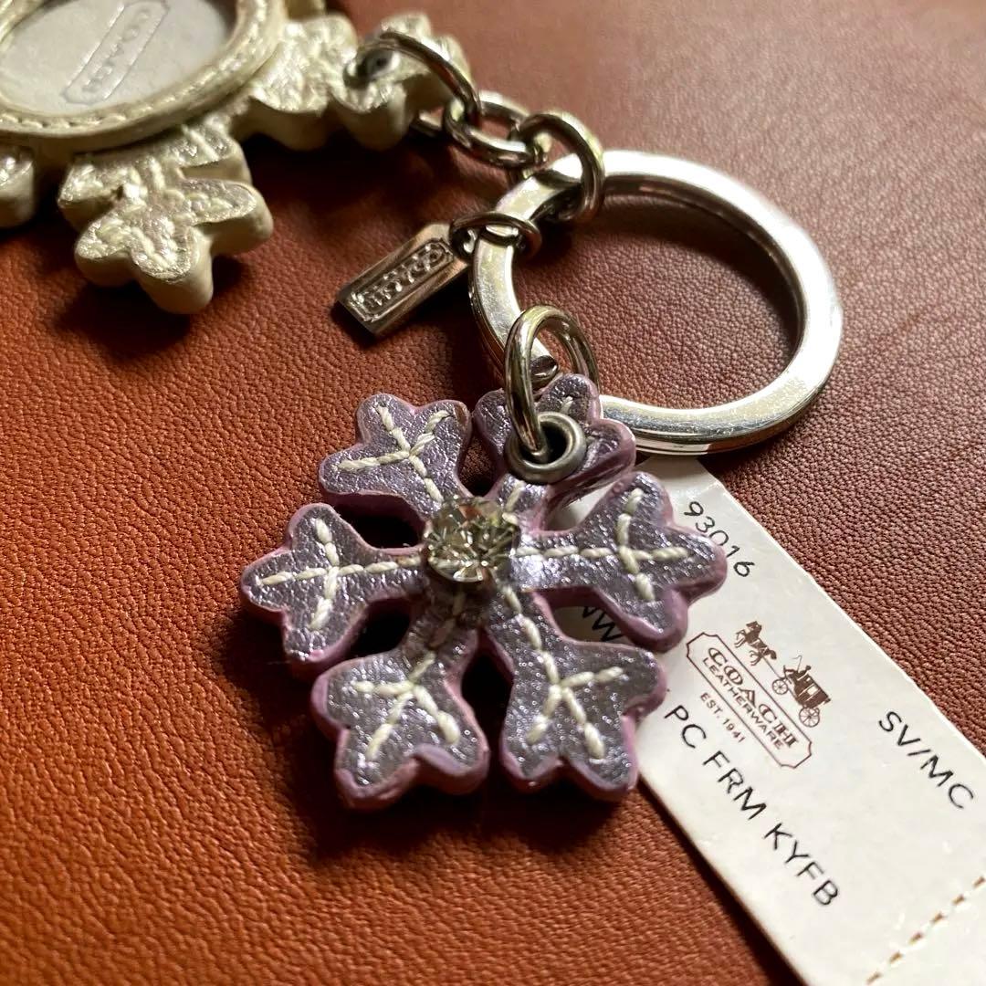 COACH 雪の結晶型写真入れキーホルダー　シルバー・パープル