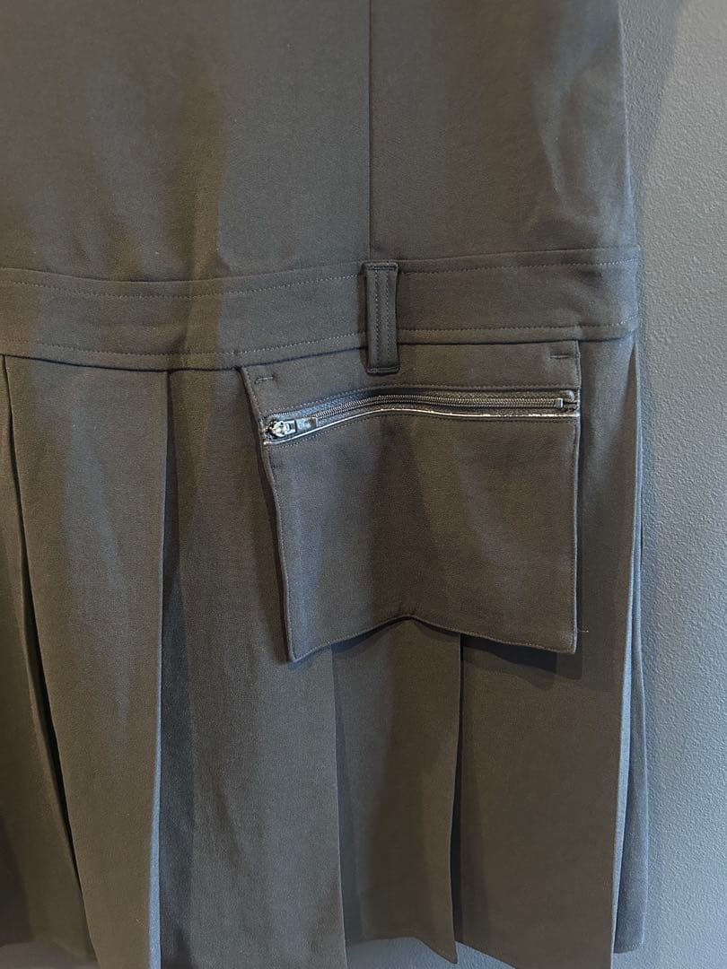 MARK&LONA プリーツ切替衿付きノースリーブワンピース ブラック