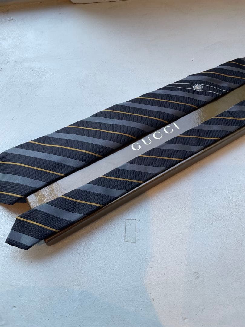 【新品未使用】GUCCI 黒とグレーのストライプネクタイ　成人式向け