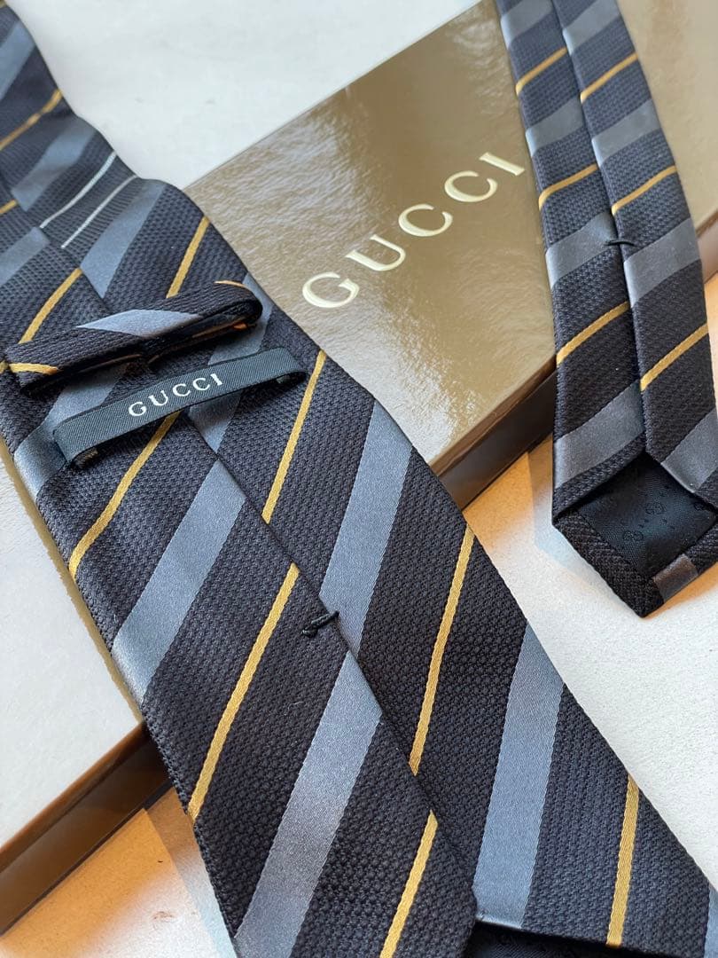 【新品未使用】GUCCI 黒とグレーのストライプネクタイ　成人式向け