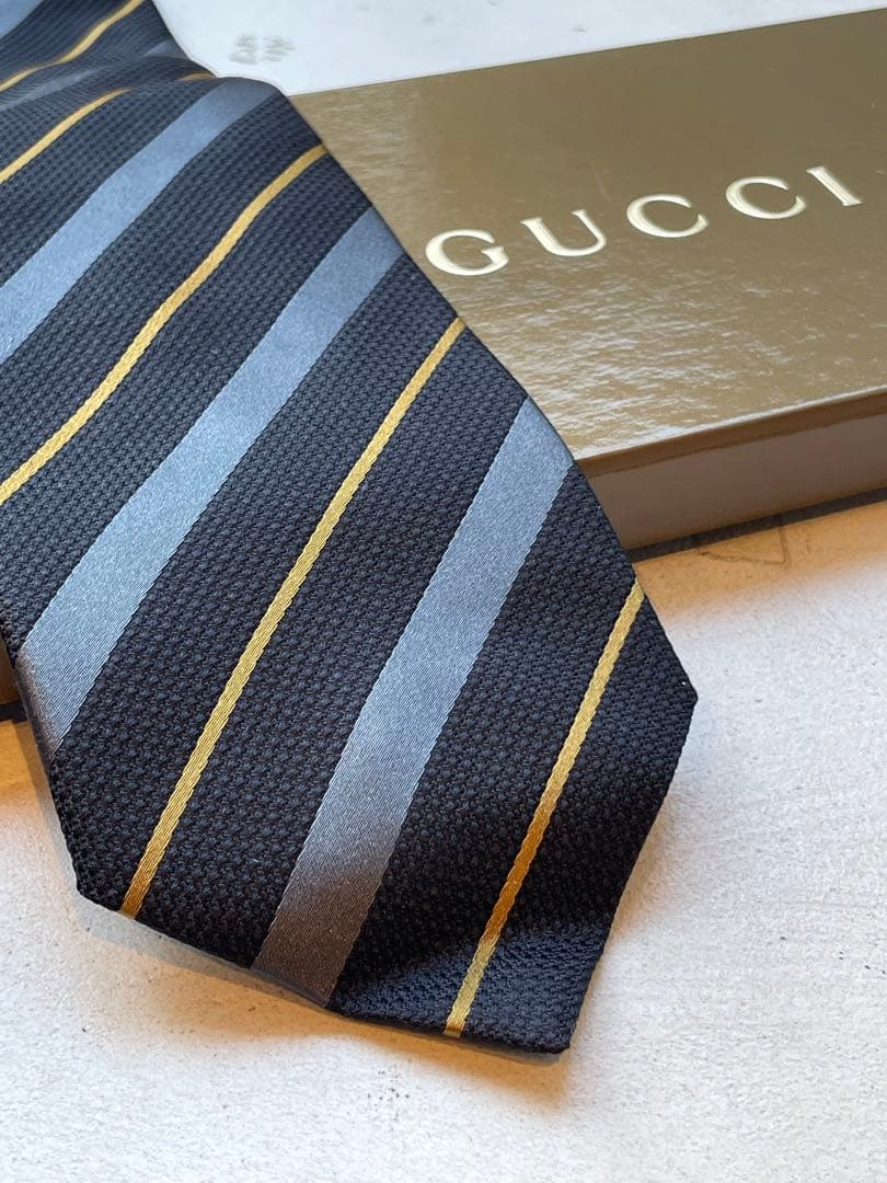 【新品未使用】GUCCI 黒とグレーのストライプネクタイ　成人式向け