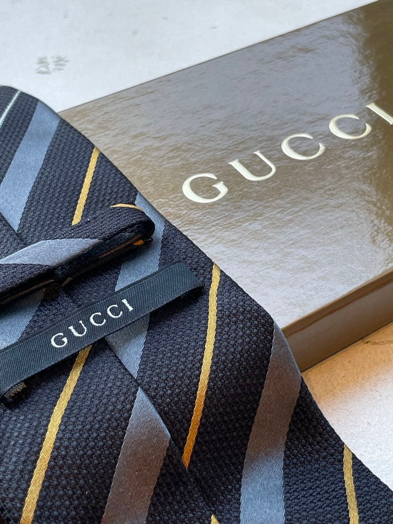 【新品未使用】GUCCI 黒とグレーのストライプネクタイ　成人式向け