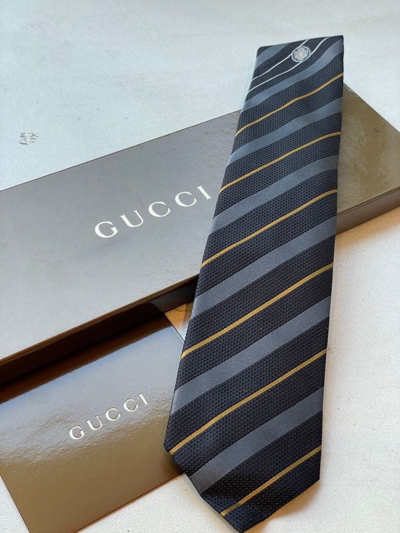 【新品未使用】GUCCI 黒とグレーのストライプネクタイ　成人式向け