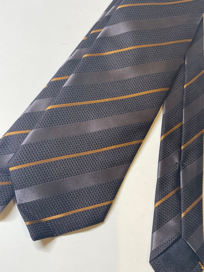【新品未使用】GUCCI 黒とグレーのストライプネクタイ　成人式向け