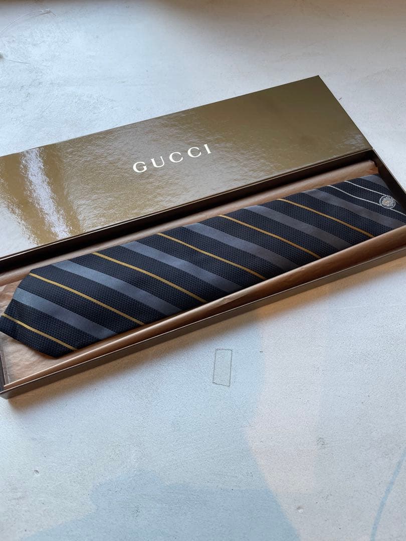 【新品未使用】GUCCI 黒とグレーのストライプネクタイ　成人式向け