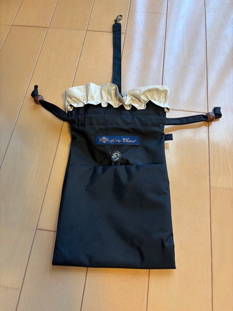 芦屋ロサブラン　フリル付き黒折りたたみ日傘
