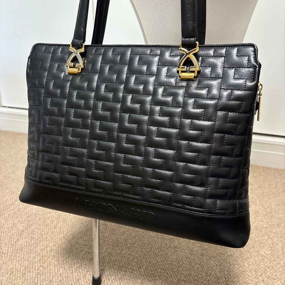 レオナール　ショルダーバッグ　ブラック　牛革