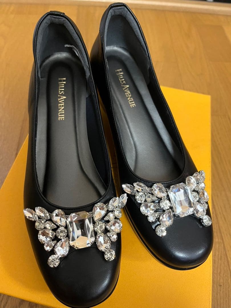 最終値下げHILLS AVENUE ビジュー付フラットシューズ ブラックパンプス