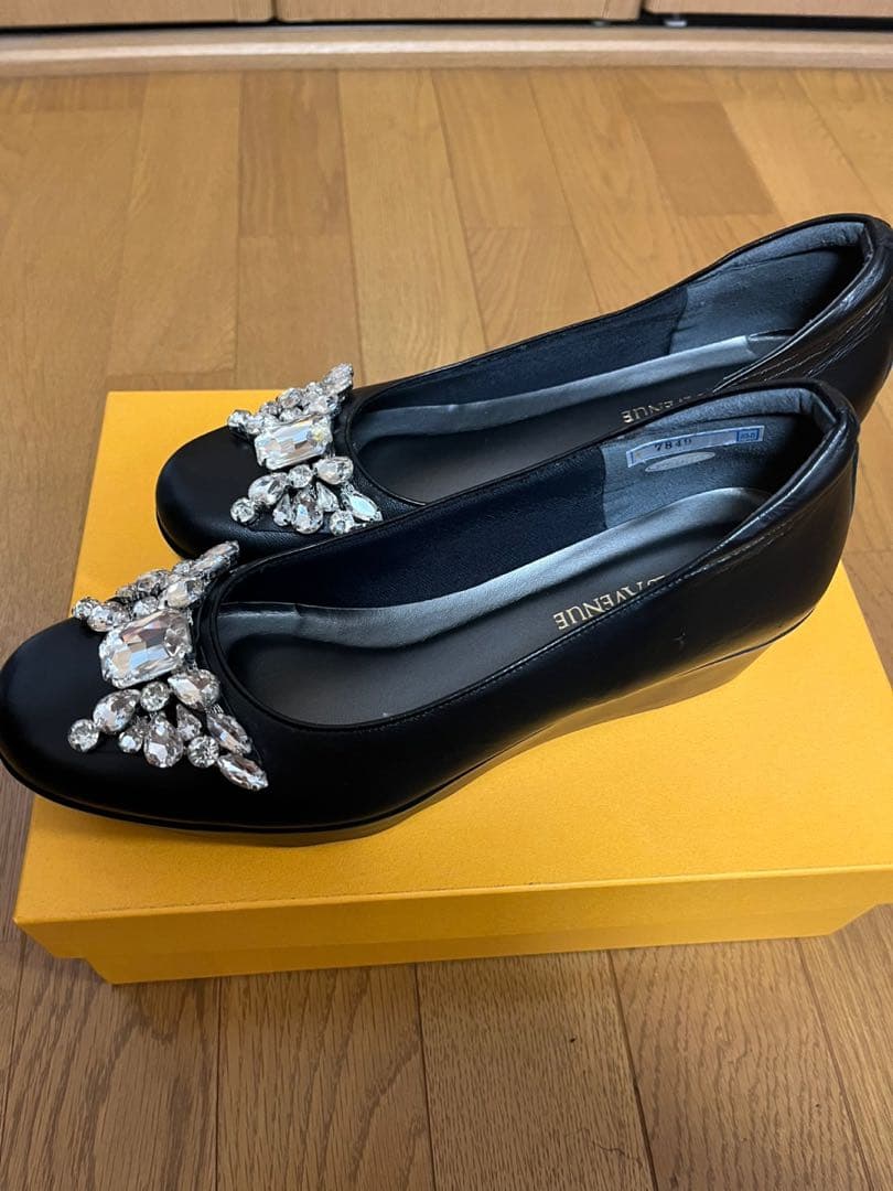 最終値下げHILLS AVENUE ビジュー付フラットシューズ ブラックパンプス