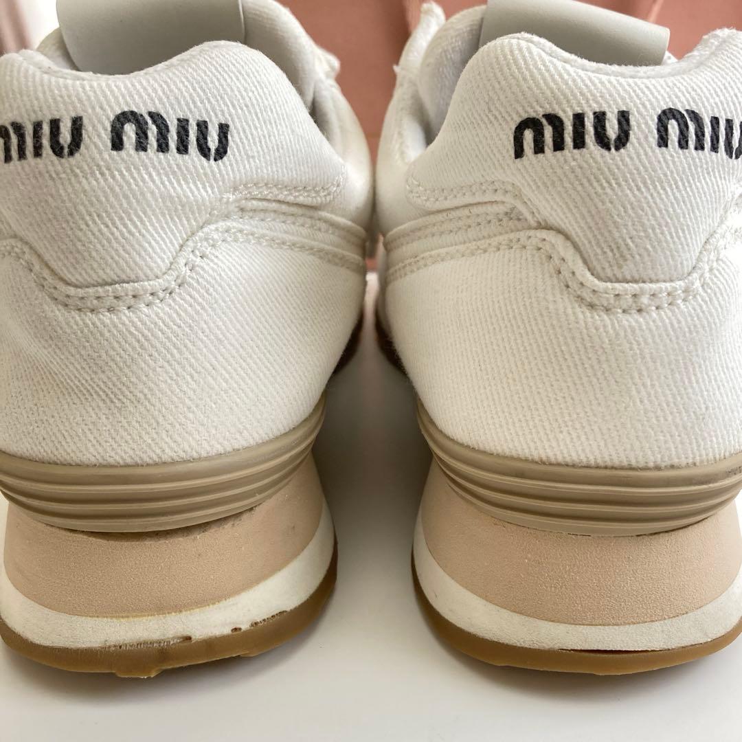 グ*ン様 miumiu ホワイト スニーカー キャンバス×スエード 靴 ニューバ