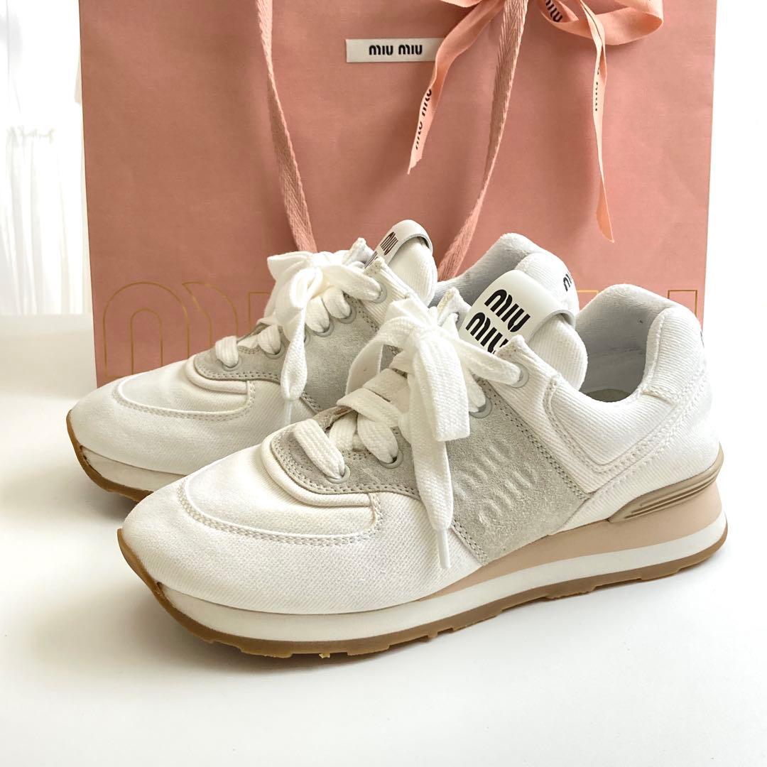 グ*ン様 miumiu ホワイト スニーカー キャンバス×スエード 靴 ニューバ
