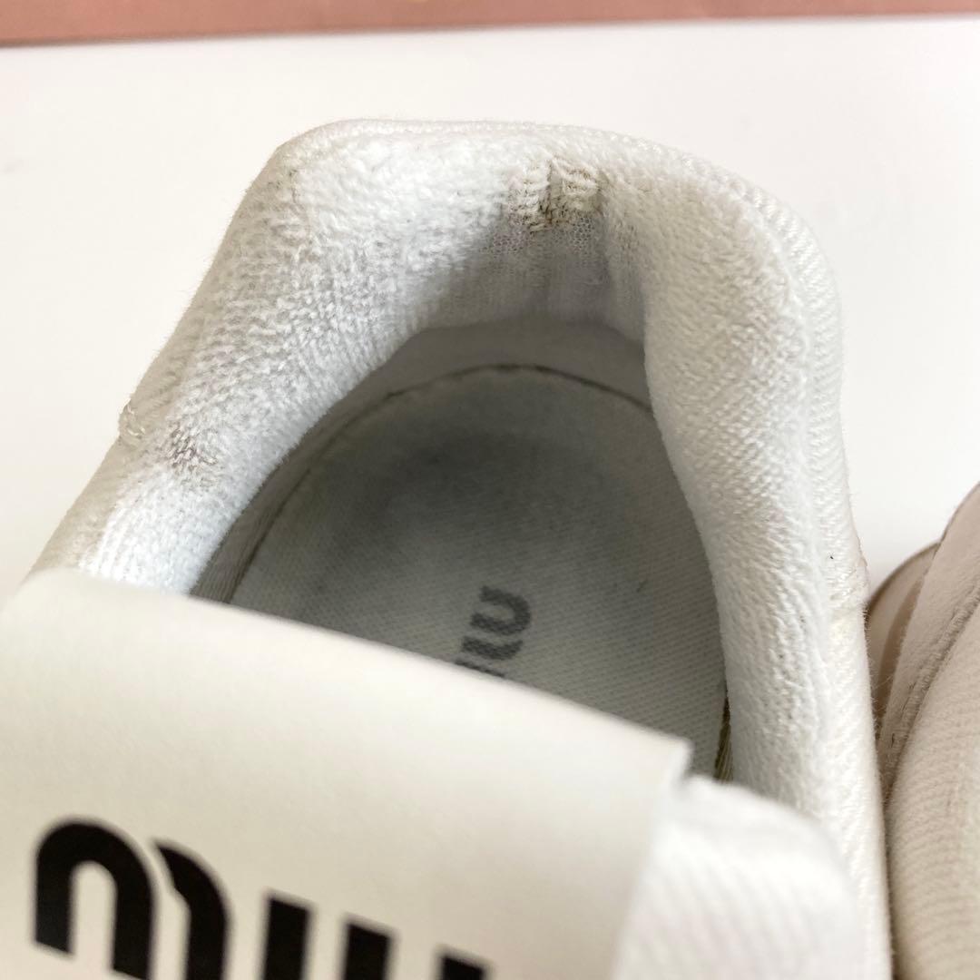 グ*ン様 miumiu ホワイト スニーカー キャンバス×スエード 靴 ニューバ