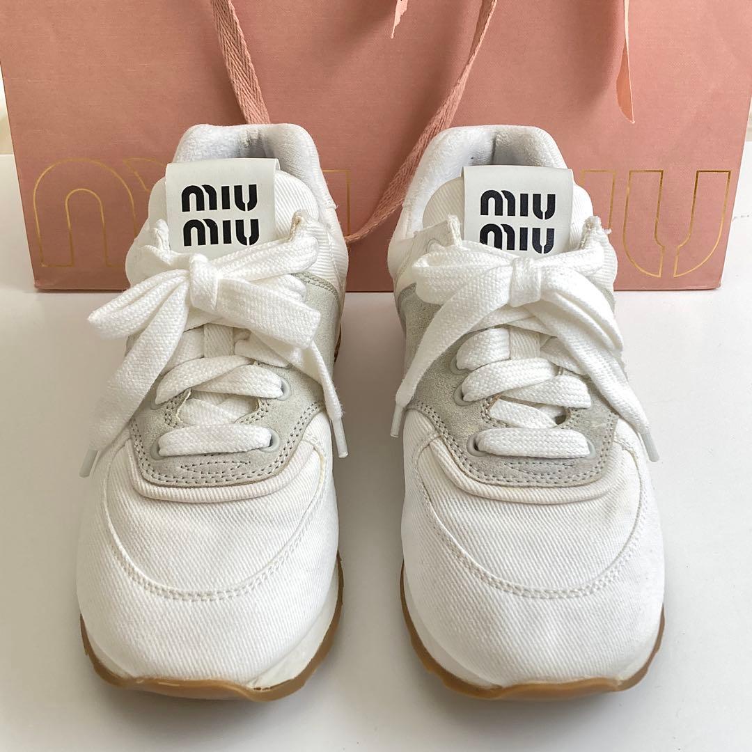 グ*ン様 miumiu ホワイト スニーカー キャンバス×スエード 靴 ニューバ